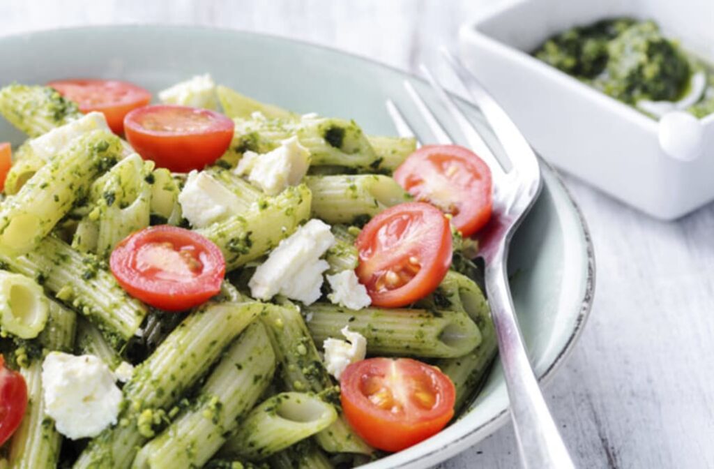 Salada de Macarrão ao Pesto com Tomate Seco